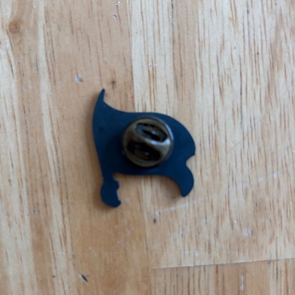 Tampa Bay Buccaneers Lapel Pin - Picture 2 of 2